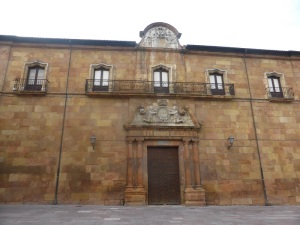 168. Oviedo. Puerta de la Limosna
