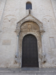 1046. Bari. San Nicolás de Bari. Fachada. Portada central