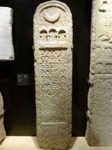 405. Pontevedra. Museo Provincial. Estela funeraria de Cornelius Cresimus. Procede de Iria Flavia (Padrón). Siglos II-IV