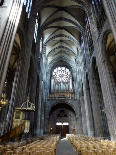 018. Clermont-Ferrand. Catedral. Nave central hacia los pies