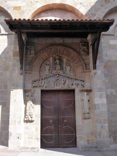 065. Clermont-Ferrand. Notre Dame du Port. Puerta románica al sur