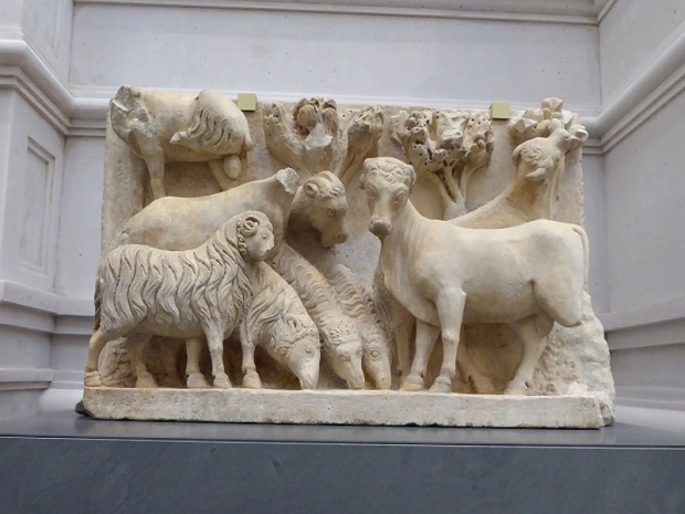 104. Museo della Opera del Duomo. Rebaño de ovejas y bueyes, procedente de una Anunciación a los pastores. Arnolfo di Cambio. 1296-1300