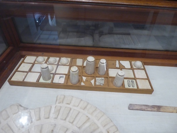 1156. Museo de Antigüedades. Tableros de juego