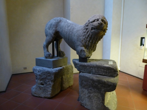 476. Museo arqueológico. León funerario etrusco en toba. 350 a. C.